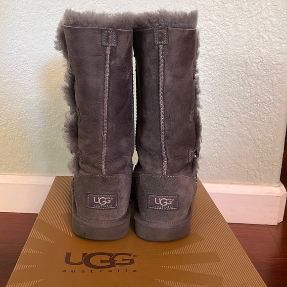 UGGS K Bailey Button Triplet, Size 2 - Picture 3 of 15